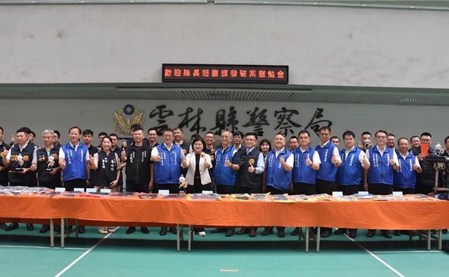 雲林縣長張麗善（中）今前往縣警局為頒獎表揚有功員警。（雲林縣警局提供）