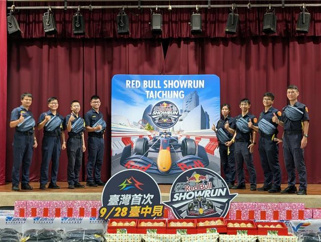 國際賽車展演將於28日在台中登場，第四警分局警友辦事處11日致贈員警「勤務關懷補給包」，包包融入賽車意象相當吸睛，波麗士愛不釋手。（警方提供）