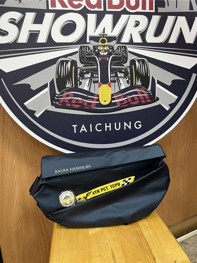 國際賽車展演將於28日在台中登場，第四警分局警友辦事處11日致贈員警「勤務關懷補給包」，包包融入賽車意象相當吸睛。（警方提供）