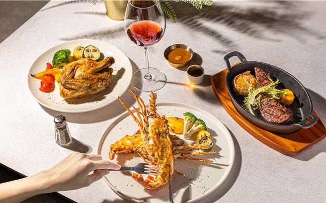 青焰主餐选项多元，包括青焰焗烤龙虾、焰烤无骨牛小排、极嫩菲力牛排等，不用千元就能品尝再享自助吧。（青焰提供／朱世凯台北传真）