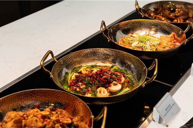 青焰自助吧推出逾40道异国佳肴，包括中式酸菜蒸鱼、马来西亚肉骨茶等。（青焰提供／朱世凯台北传真）