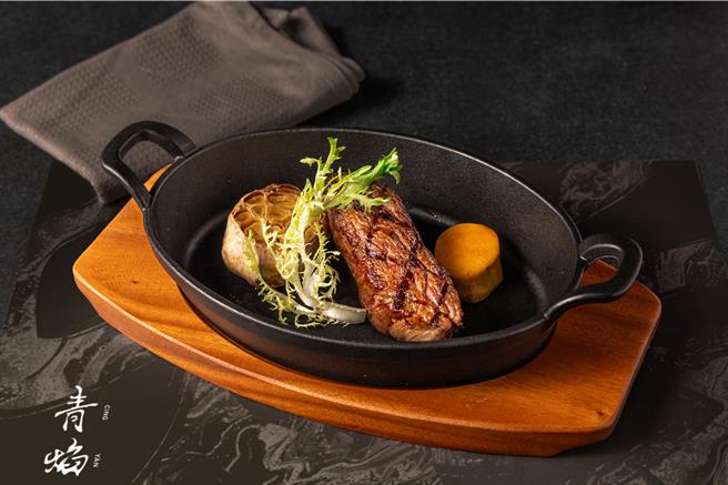 青焰「极焰老饕牛排」选用肋眼牛排顶级上盖肉，经手工精修35％筋膜，标榜肉质鲜甜柔嫩。（青焰提供／朱世凯台北传真）