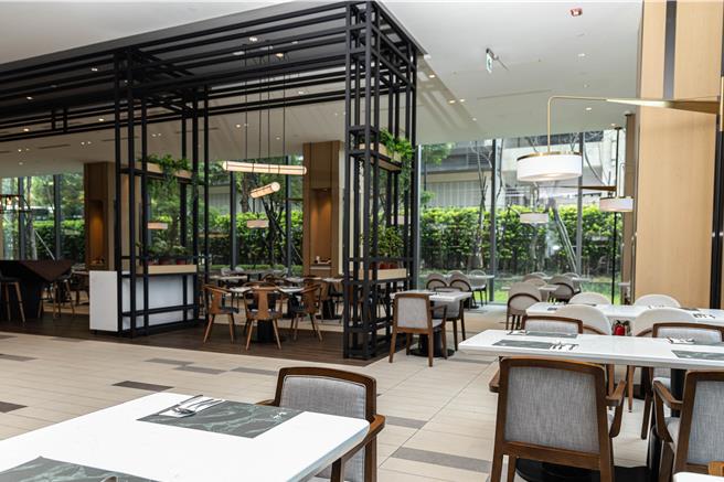 青焰内装营造高雅质感氛围，适合情侣约会、家庭聚餐、商务餐叙等各种需求。（青焰提供／朱世凯台北传真）