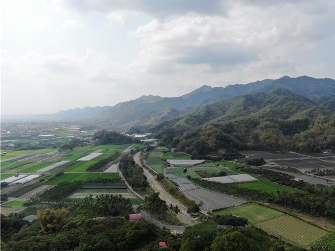 遠眺美濃田園風光。（林業及自然保育署屏東分署提供／林雅惠高雄傳真）
