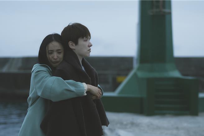 林依晨、许玮宁剧中情敌大和解，戏外一起角逐金钟奖。（公视、MyVideo提供）