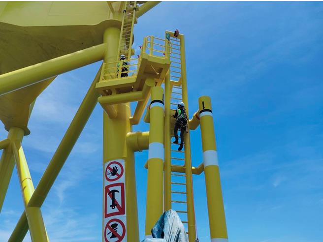 勞動部11日派人前往「允能離岸風場－風機試運轉及年度檢修」海域作業區域實施安全衛生監督檢查，檢視風機運轉、組裝鎖固檢查、偵煙器檢查、潤滑保養檢查等作業各項安全衛生設施及管理執行情形，初步發現風扇格柵部分脫落，已要求改善。（職安署提供／林良齊台北傳真）