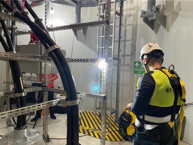 勞動部11日派人前往「允能離岸風場－風機試運轉及年度檢修」海域作業區域實施安全衛生監督檢查，檢視風機運轉、組裝鎖固檢查、偵煙器檢查、潤滑保養檢查等作業各項安全衛生設施及管理執行情形，初步發現風扇格柵部分脫落，已要求改善。（職安署提供／林良齊台北傳真）