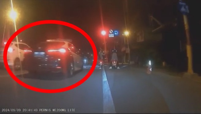 網友的行車紀錄器拍下騎士在警車前違規的搞笑影片。（翻攝爆料公社）