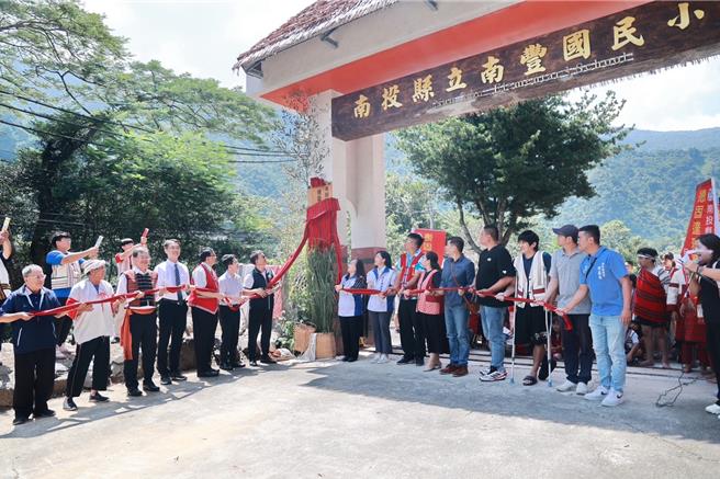 南豐德固達雅賽德克族民族小學11日揭牌，成為南投縣第3所原住民族實驗學校。（楊靜茹攝）