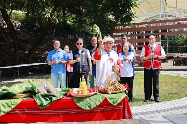 南豐德固達雅賽德克族民族小學揭牌，部落耆老領唱傳統歌謠，再獻上小米酒、山豬肉等農特產，和祖靈對話祈福。（楊靜茹攝）★《中時新聞網》關心您：飲酒過量，有礙健康。酒後不開車，安全有保障！
