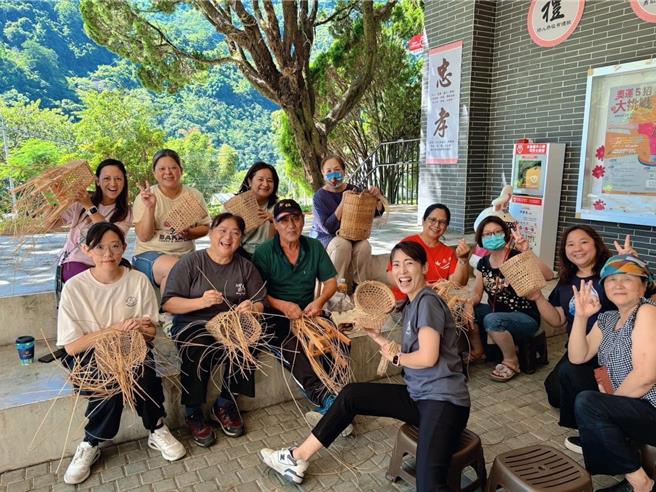 南豐德固達雅賽德克族民族小學教師為了實驗教育課程，利用暑假向專家學習編織技巧。（校方提供／楊靜茹南投傳真）
