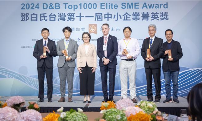 萧美琴(左三)出席「2024邓白氏台湾第11届中小企业菁英奖颁奖典礼」。(总统府提供)