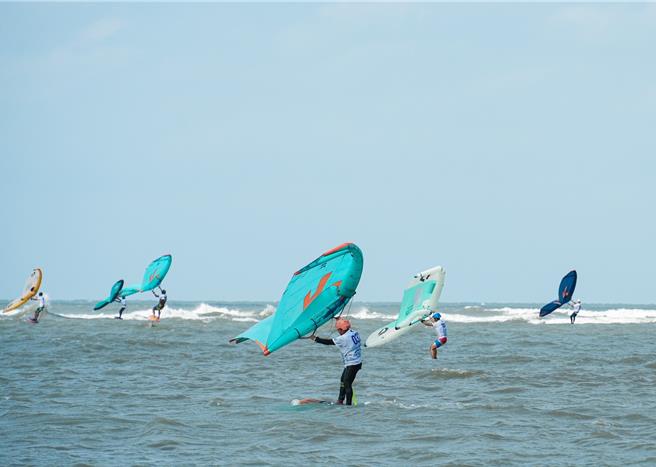 「2024云林县第4届风筝衝浪公开赛及体验活动」即将在四湖乡三条崙海水浴场登场，11日县府表示今年水域活动体验开放200个名额，推动风筝衝浪全民化。（云林县政府提供／张朝欣云林传真）