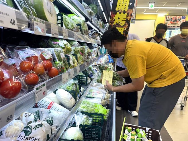 台东县智障者家长协会智青们11日在社工陪同下至台东全联採买食材，培养生活能力。（蔡旻妤摄）