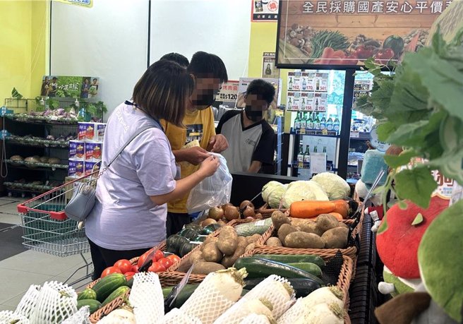 台东县智障者家长协会智青们11日在社工陪同下至台东全联採买食材，培养生活能力。（蔡旻妤摄）