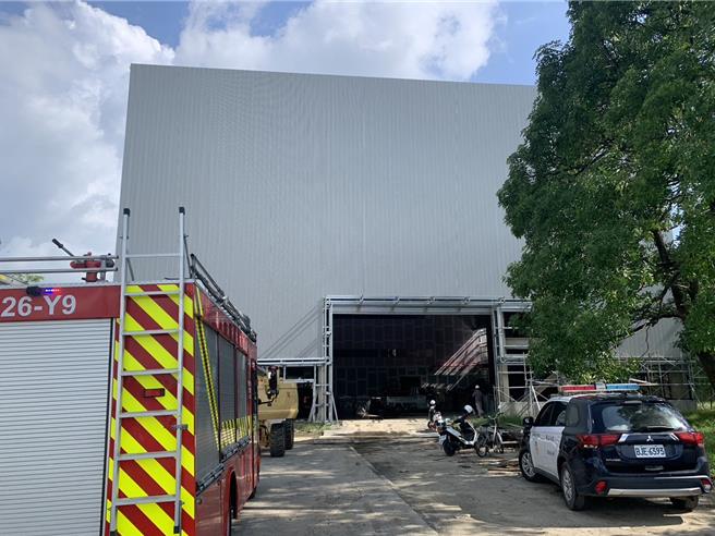 高科大惊传施工意外，50岁男坠落1层楼卡钢构急送医。（民眾提供／纪爰高雄传真）