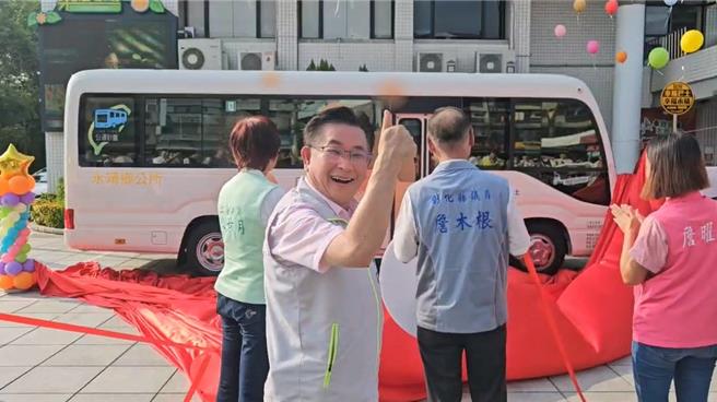 彰化縣永靖鄉公所11日舉辦幸福巴士交車典禮，永靖鄉長魏碩衛開心比讚。（永靖鄉公所提供／孫英哲彰化傳真）