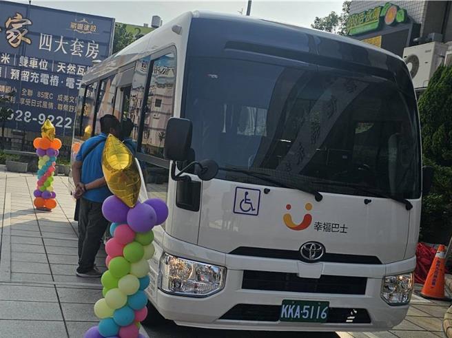 彰化縣永靖鄉公所11日舉辦幸福巴士交車典禮，未來幸福巴士將運行東行及西行兩條路線。（永靖鄉公所提供／孫英哲彰化傳真）