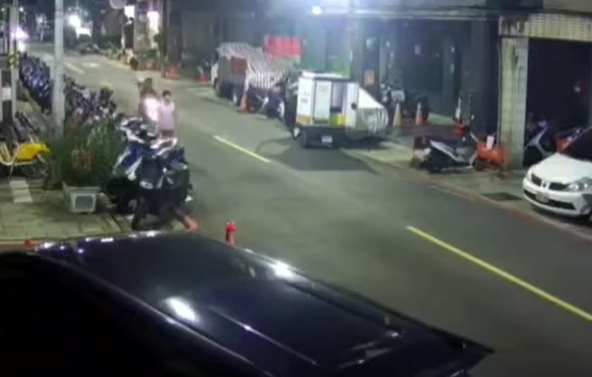 日前晚间有女行人晚间在马路上散步，岂料，竟遭到后方双载机车撞飞。（图／翻摄自脸书爆料公社）