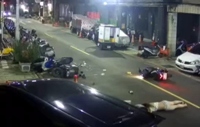 日前晚间有女行人晚间在马路上散步，岂料，竟遭到后方双载机车撞飞。（图／翻摄自脸书爆料公社）