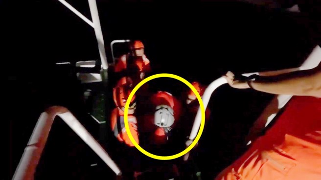 幻象戰機飛官當時被救上船艇畫面。（翻攝畫面）