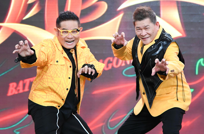 许效舜（左）、澎恰恰以《超级夜总会》入围「综艺节目主持人奖」。（图／三立提供）