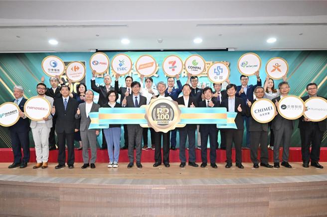 经济部主办R＆D100记者会，臺湾创新科技创史上最佳纪录，勇夺15个奖项，是亚洲之冠、全球第二。工研院拿下8项大奖，资策会获奖3项、纺织所3项、金属中心1项。图／工研院提供