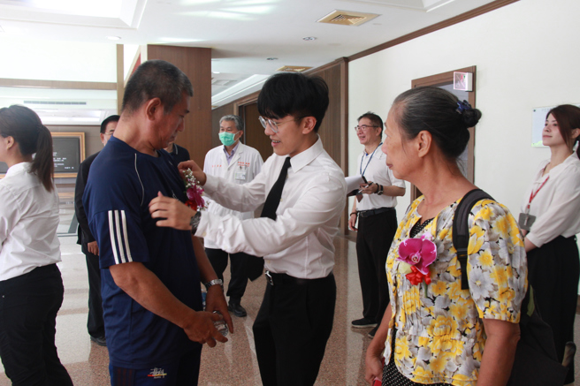 医学院学生亲自为前来参与仪式的大体老师家属别上胸花，感谢他们无私的大爱(照片/义守大学提供)。