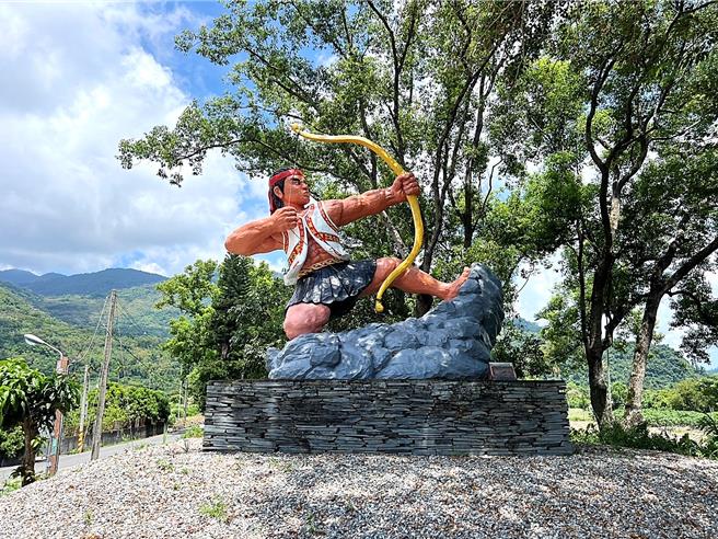 台东县延平乡公所设置「射日英雄」雕像，原版弓上箭头朝向鸾山部落，被视为不祥之兆，导致该部落频传死讯，新版已取下箭。（萧嘉蕙摄）