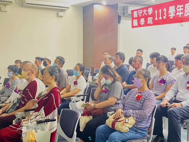 现场播放学生特别为大体老师制作的生前影片介绍，动容的故事，让现场的家属频频拭泪(照片/义守大学提供)。