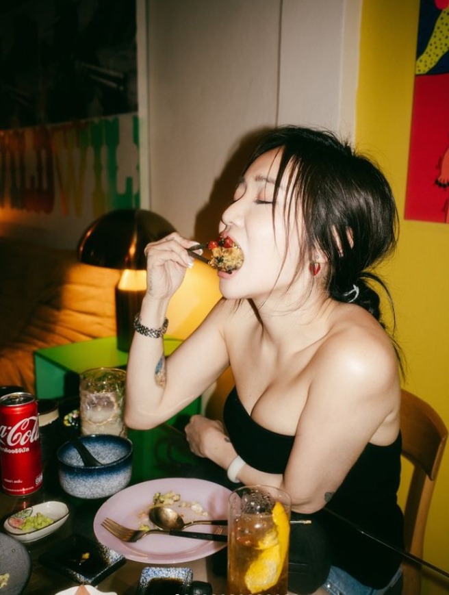 陈芳语大嗑美食，休閒穿搭藏不住好身材。（图／翻摄自陈芳语 IG）