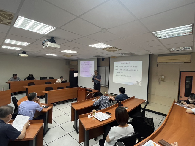 張銘崑教授認為結合機器人的理論與實務操作，能讓學生從動手做之中，培養對機器人的興趣。(照片/聖約翰科大提供)