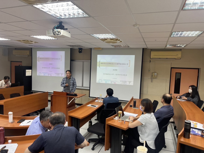 彭慶懷副教授以「網路時尚品牌與流行行銷學程經驗分享」為題，分享如何藉由開設符合實務工作需求的課程，增進學生的就業能力。(照片/聖約翰科大提供)