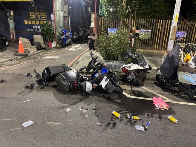 日前晚间有女行人晚间在马路上散步，岂料，竟遭到后方双载机车撞飞，还波及路旁停放的2辆机车。（图／警方提供）