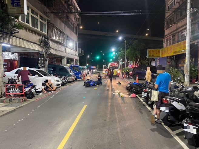 日前晚间有女行人晚间在马路上散步，岂料，竟遭到后方双载机车撞飞，还波及路旁停放的2辆机车。（图／警方提供）