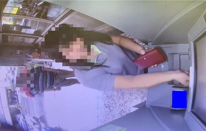 粗心女子在郵局提款2萬元忘了取走就離開，後方的楊男目睹一切。（民眾提供／寶智華台南傳真）