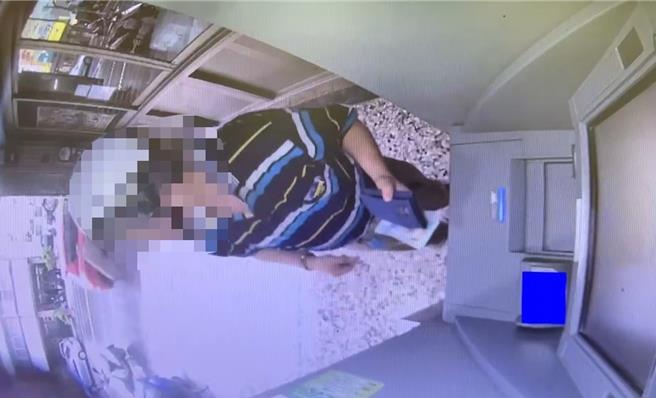 楊男把粗心女忘了取走的2萬元放入自己口袋裡。（民眾提供／寶智華台南傳真）