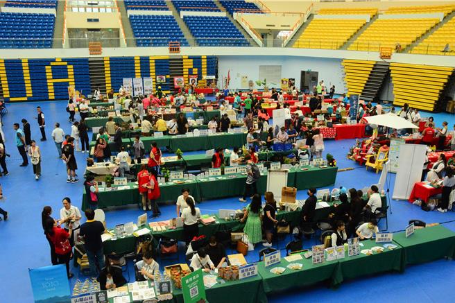 拚觀光，花蓮今天舉辦旅行業暨觀光產業商圈媒合會，有來自全台各地300多位旅行社業者參與。（王志偉攝）