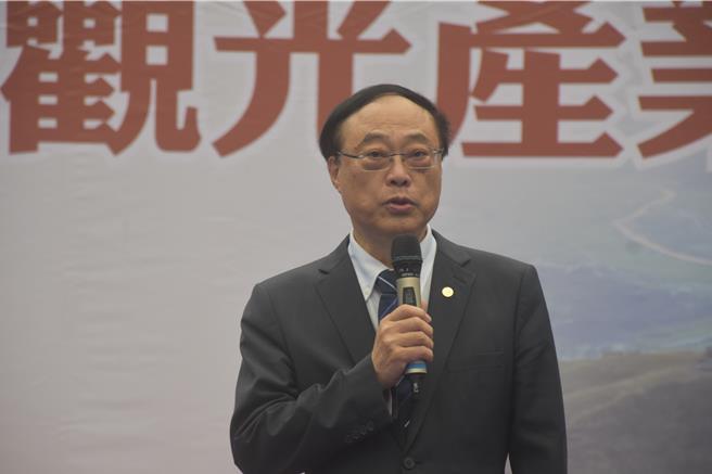 觀光署長周永暉指出，正研議國旅補助延後至12月底，以及五月天公益演唱會前後3天加碼500元措施。（王志偉攝）