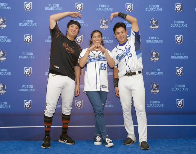 中職富邦悍將11日出戰統一獅，奧運拳擊銅牌選手陳念琴（中）擔任開球嘉賓，賽前與古林睿煬（左）及戴培峰（右）合影留念。（范揚光攝）

