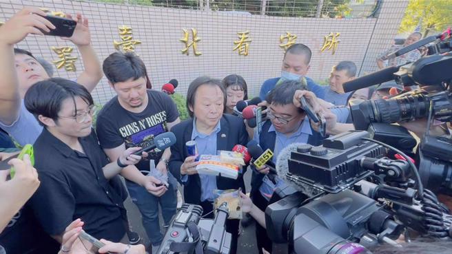 民進黨立委王世堅（中）6日特地到台北看守所探視柯文哲，除送上雞鴨便當外，還加碼送「起酥蛋糕」。（資料照，呂健豪攝）