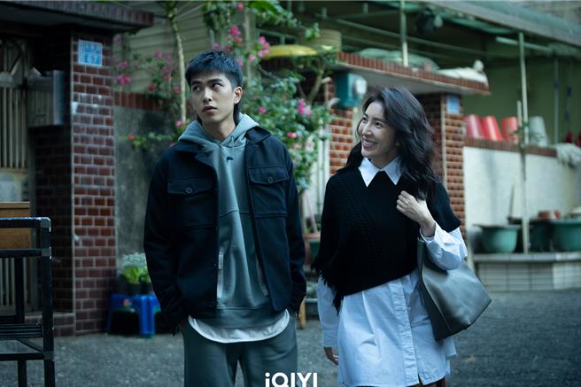 曾敬骅（左）与杨谨华饰演一对母子，两人一起入围金钟奖 。（爱奇艺国际站提供）