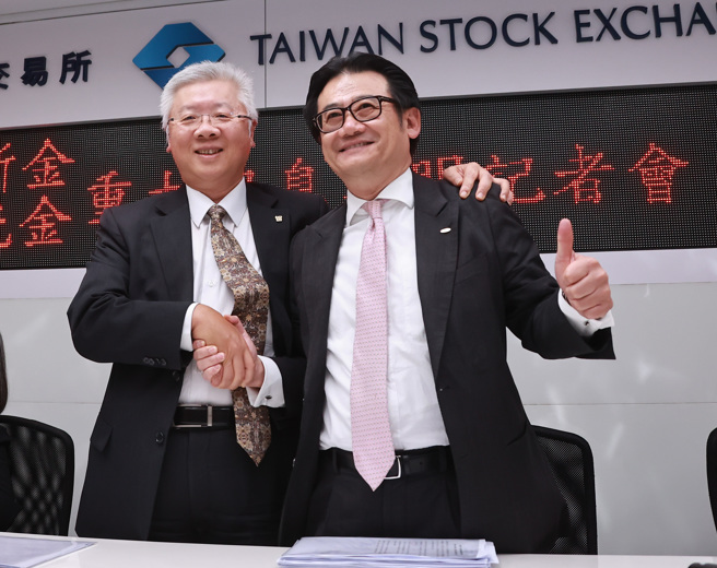 台新金總經理林維俊（左）、新光金總經理陳恩光（右）11日召開台新金、新光金重大訊息記者會，共同發表聲明，雙方通過調整換股架構及價格，並重申推動「新新併」的決心，以期實現公司利益與股東價值的最大化，會後兩人開心握手致意。（羅永銘攝）