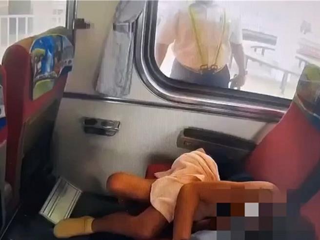 台铁122次自强号列车11日下午行进途中，突然有1名穿着短裤的女性旅客躺在两个座位上，还发出怪声。（民眾提供／孙英哲彰化传真）