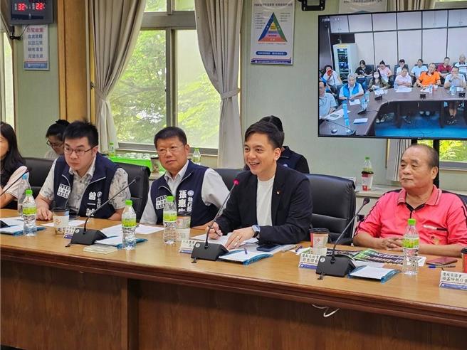 經濟部長郭智輝11日下午應立委牛煦庭邀請，前往中油桃園煉油廠視察並舉辦轉型說明會。桃園市政府表示，會持續督促桃園煉油廠遷廠，且遷廠前應逐步轉型並改善工安及環保。（立委牛煦庭提供）