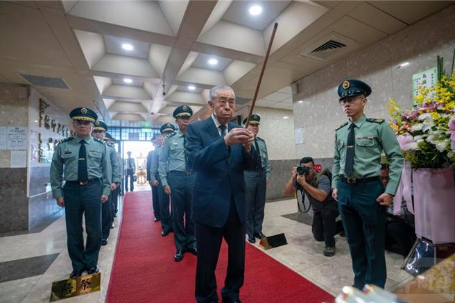 軍友社榮譽理事長李棟樑前往五指山國軍示範公墓，向國軍忠烈將士靈位致敬。（軍聞社提供