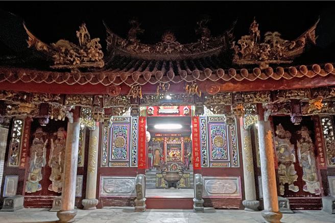 宜兰市城隍庙中供奉的鬼谷子神像，今天庙方发现被替换成「分手之神」吕洞宾。图为宜兰市城隍庙外观。（李忠一摄）