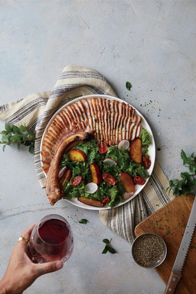 远东Garden City TOK尽兴食光嫩煎战斧猪排佐蜜苹果，1180元。（SOGO提供）