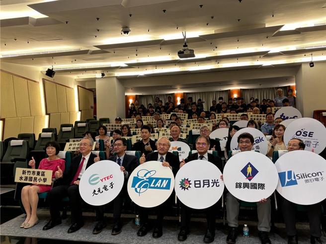 義隆電子攜手供應商，點亮新竹縣市30校，愛心永不停。圖／義隆電子提供