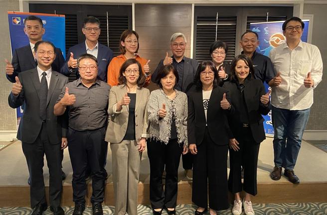 櫃買中心總經理陳麗卿（右三）、凱基證券資本市場部資深副總經理黃幼玲（右二）及參與一對一座談之公司管理階層假台北君悅飯店舉辦「推動優質企業上（興）櫃宣導會」會場合影留念。圖／櫃買中心提供